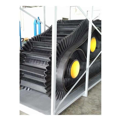 Çalışma dışı yüzey 0mm-4.5mm Çelik tel ipleri toz ve granüler malzemeler için eğimli taşıyıcı kemerler