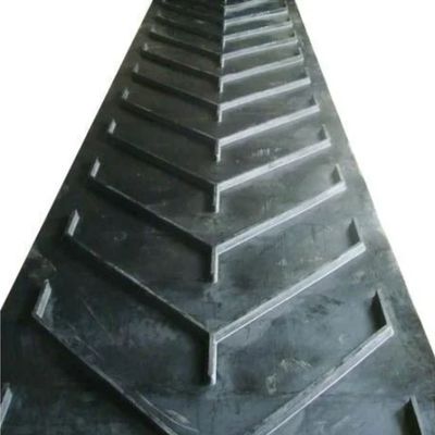 OEM ODM Kauçuk Herringbone Deseni Taşıyıcı Kemeri 500mm Eğim açısı için genişlik 0-40°